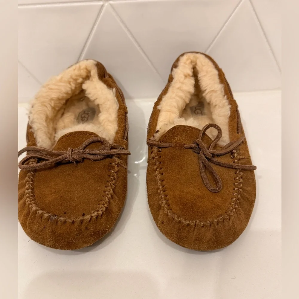 UGG Ansley Slippers‎ Youth Size 1 Chestnut Shearling Moccasin